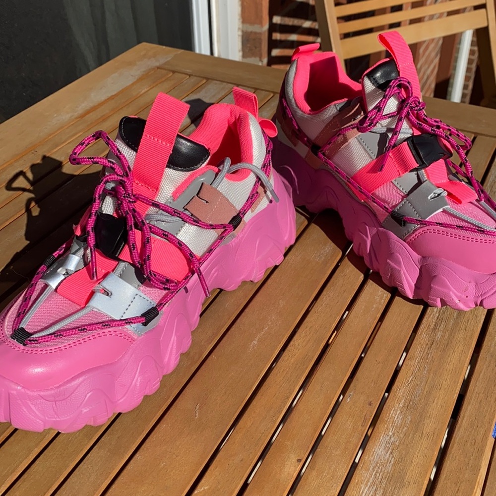 Front buckle sneakers